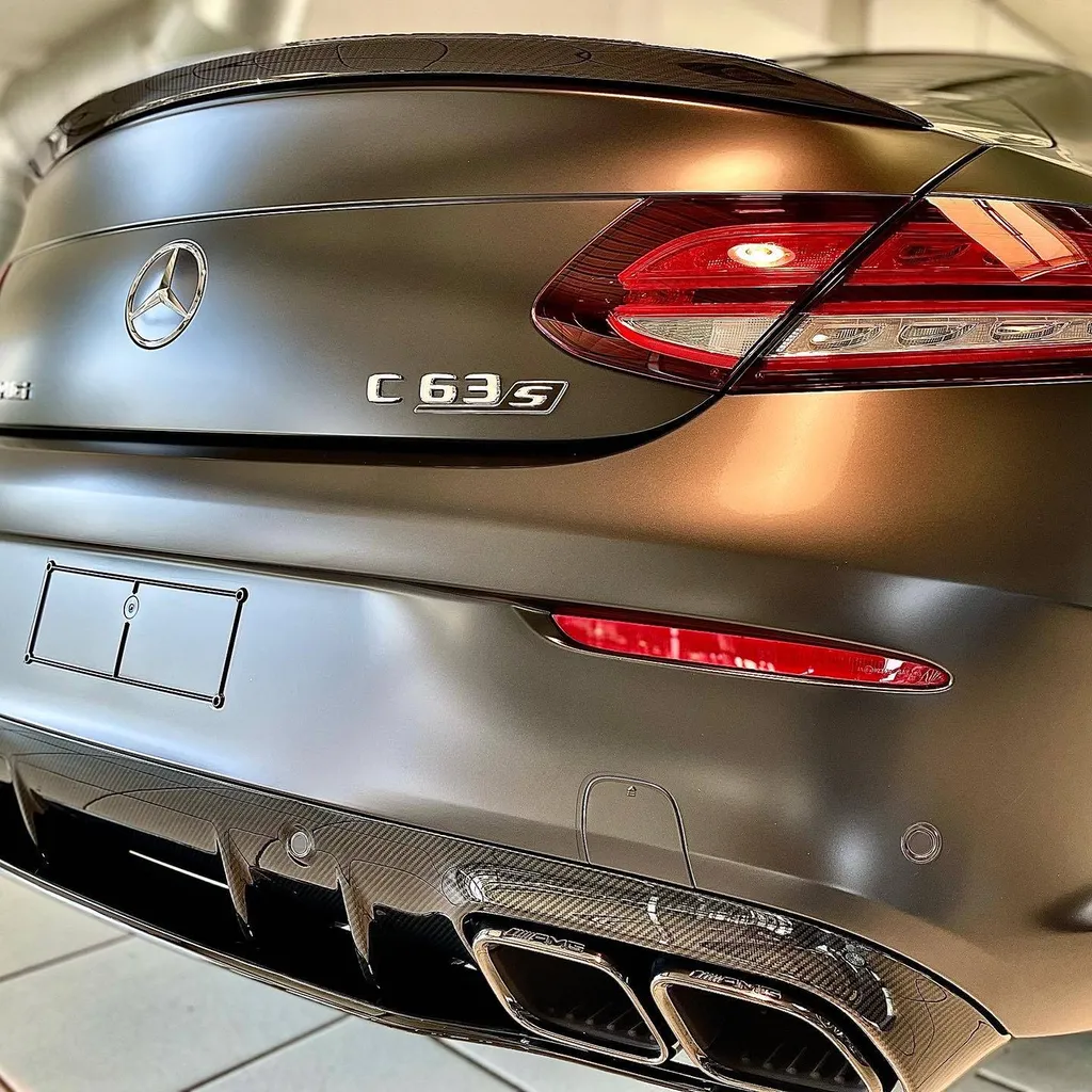 Pose de protection PPF sur la carrosserie d'une Mercedes C63 S AMG à Lyon dans le Rhône