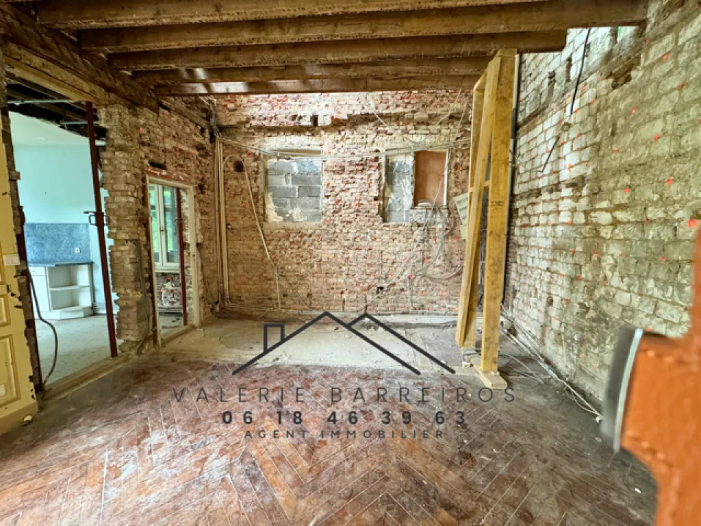 A saisir demeure exceptionnelle de 245 m2 à rénover entièrement édifiée sur un terrain de 2296 commune de ELBEUF 76410