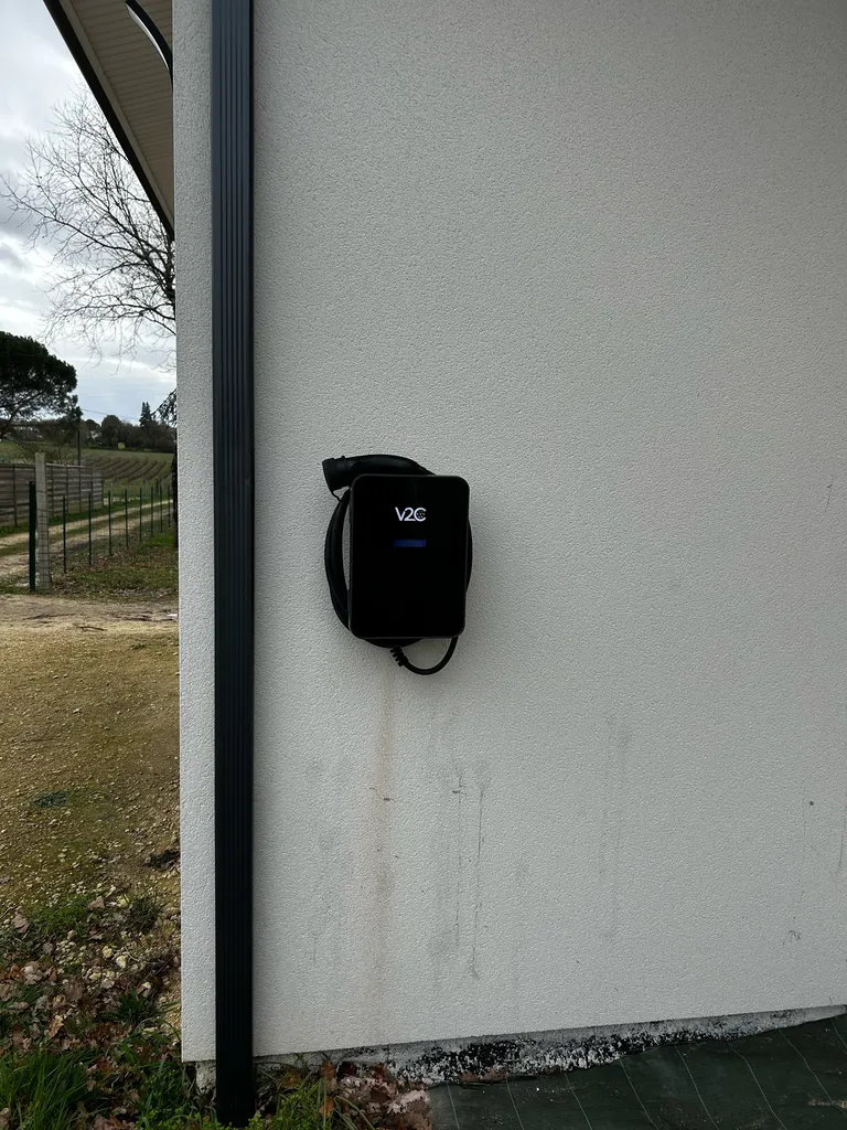 À Villenave d'Ornon 33 en Gironde, installation d'une borne de recharge V2C Trydan triphasée 11 kW pour Skoda Enyaq chez un particulier.
