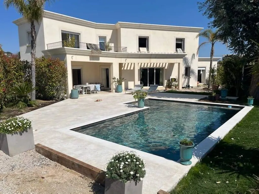 Terrasse de piscine beige 