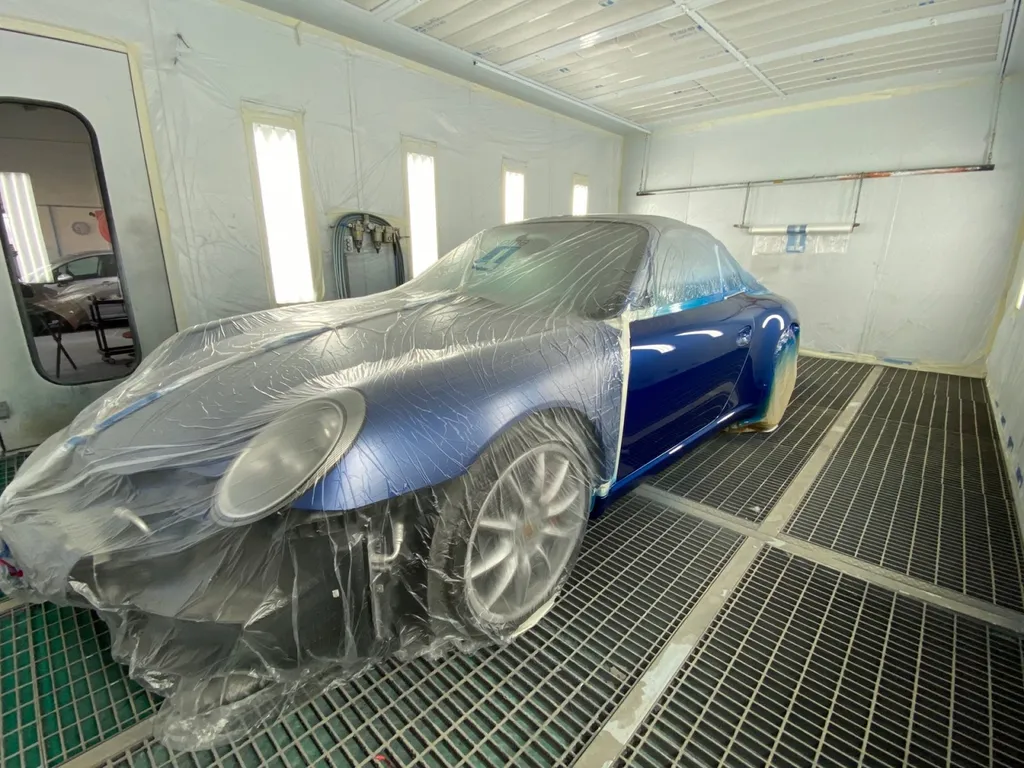 Carrosserie pour réparation à Carnoux, porsche 997 avec les deux ailes arrière abîmés. Platinum Carrosserie franchise offerte 