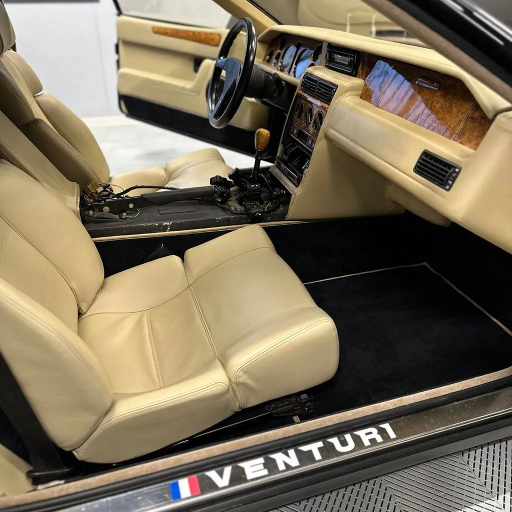 Repigmentation du cuir sur une Venturi 521 Cup à Le Mans (72)