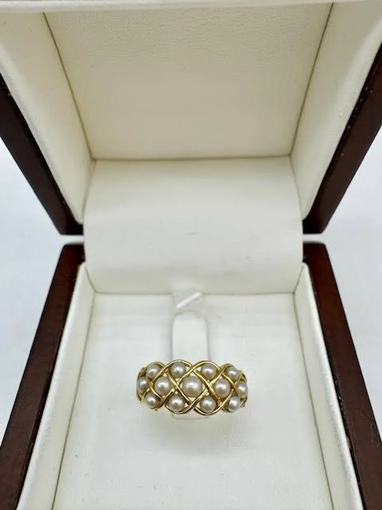 Sublimez votre style avec la Bague Damier en Or et Perles de Culture chez Or Ligne sur le Bassin d'Arcachon