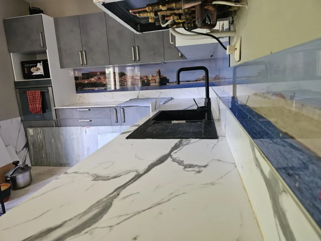 Création d’un fond de hotte pour cuisine personnalisé avec intégration de photos numériques sur le thème de la mer pour un appartement à Carry le Rouet sur La Côte Bleue