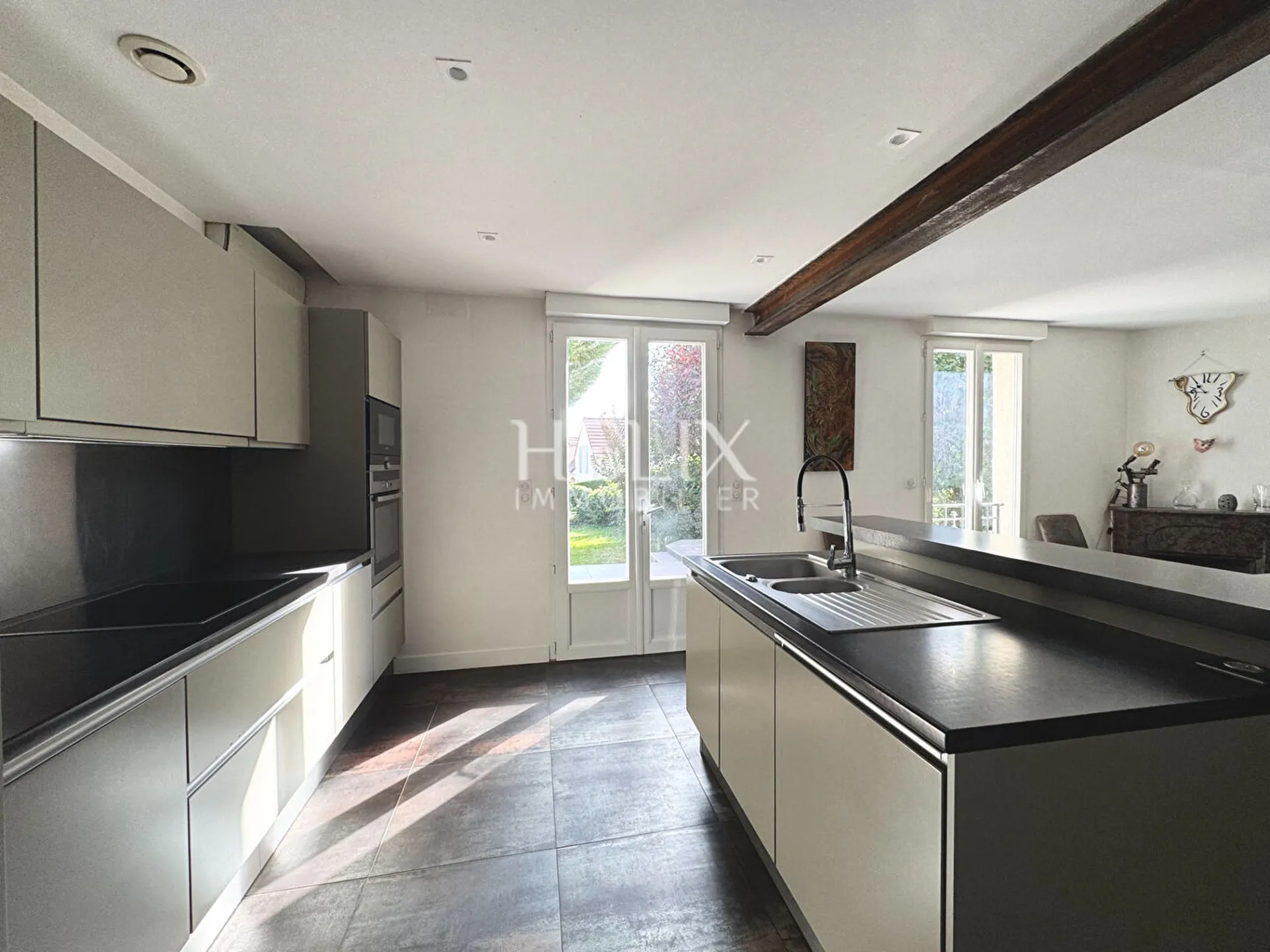 Orgeval, une jolie maison familiale 163,41M² habitable édifiée sur un terrain de 1057 M² à proximité du centre ville, des commerces, un cadre de vie alliant calme et tranquillité.