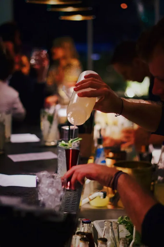 Idée animation Noël entreprise à Lyon avec un bar à cocktail à domicile 