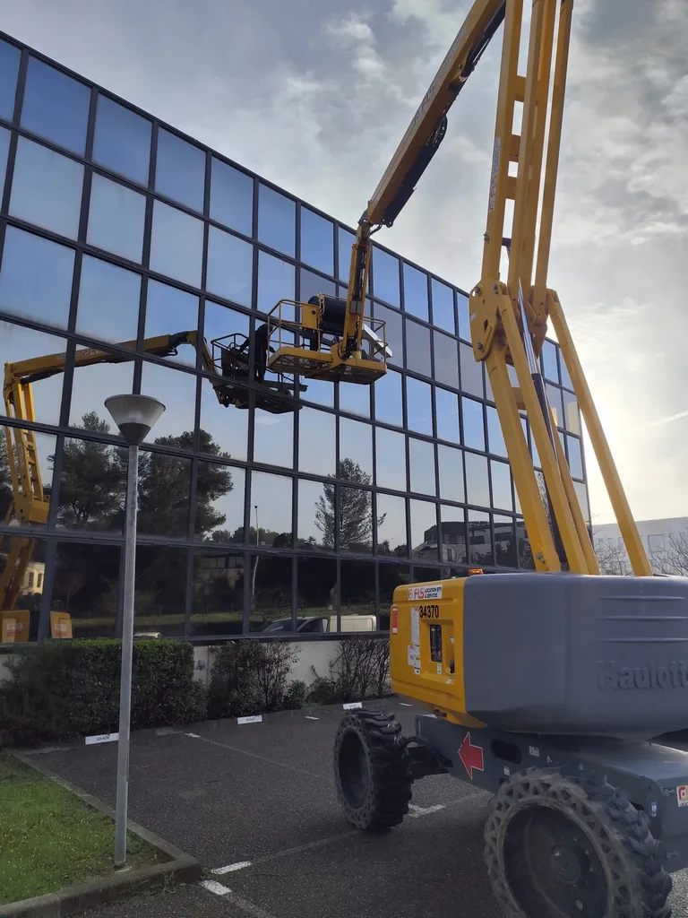 INSTALLATION SUR BATIMENT DE BUREAUX FILMS NATURAL 80 XC PROTECTION CONTRE LA CHALEUR ET LUMINOSITÉ SUR AIX LA DURANNE 13