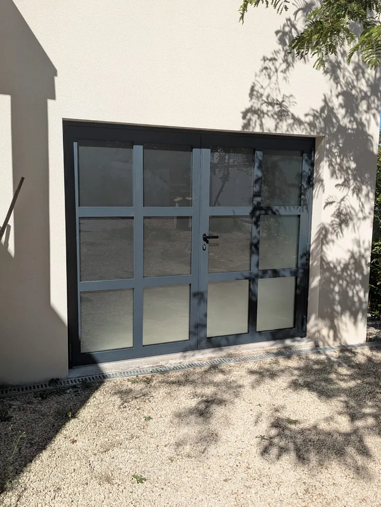 Fabrication d'une porte de garage en aluminium RAL 7016 texturé pour créer un atelier un atelier dans un garage à Aigues Vives proche de Lunel