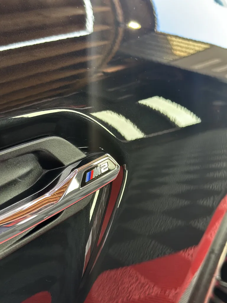 Detailing auto lyon spécialiste du traitement céramique et de la protection carrosserie sur BMW M2 voiture sportive