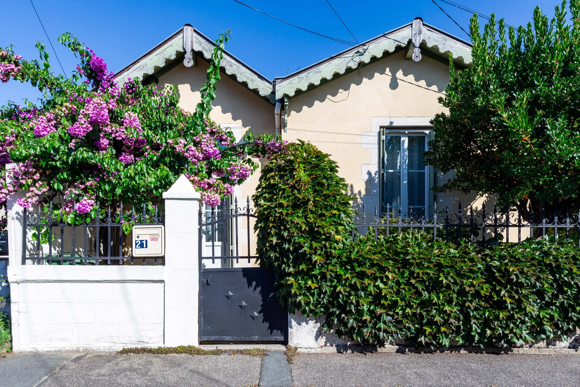 Façade rénovée par AKIKO ARCHITECTURE à Bègles, quartier de la Poste — un projet de réagencement imaginé pour relier l’existant à l’extension en ossature bois, dans une maison bordelaise baignée de verdure