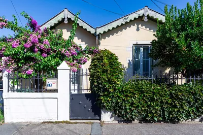 Façade rénovée par AKIKO ARCHITECTURE à Bègles, quartier de la Poste — un projet de réagencement imaginé pour relier l’existant à l’extension en ossature bois, dans une maison bordelaise baignée de verdure