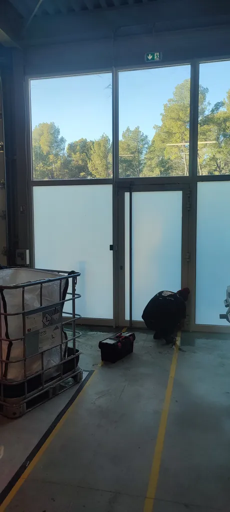  POSE DE FILMS OCCULTANT BLANC ANTI VIS A VIS  A MARIGNANE (13700) – Solution élégante pour préserver l’intimité des patients