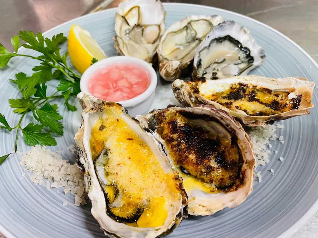 Les Huîtres de Cancale en chaud et froid, beurre de piment d'Espelette.