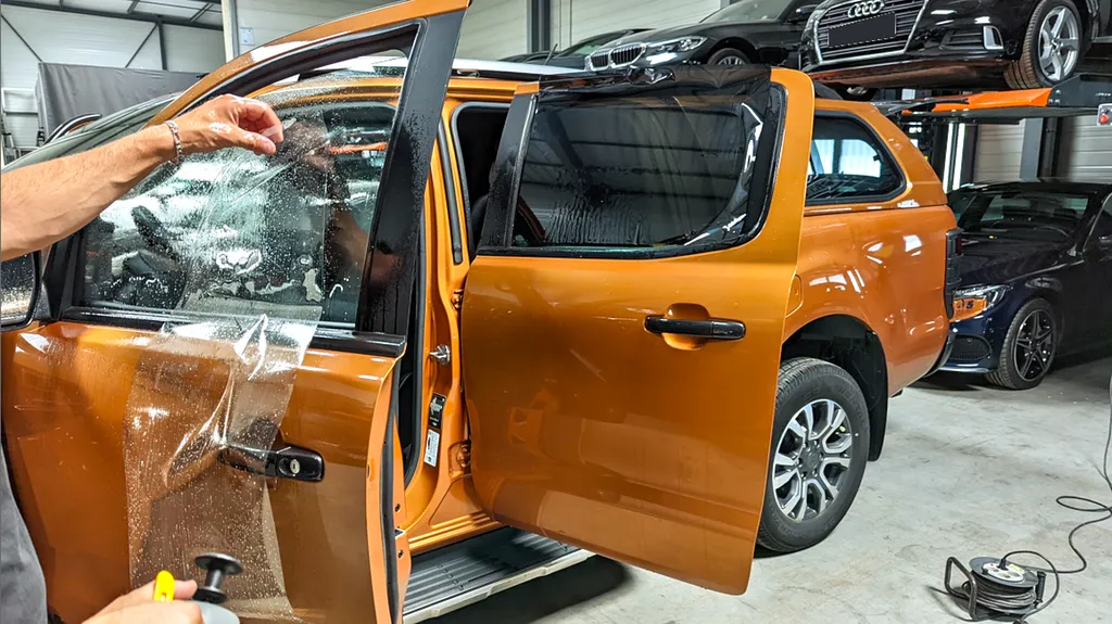 Pose de vitres teintées sur ce Ford Ranger chez Lyon Access Auto