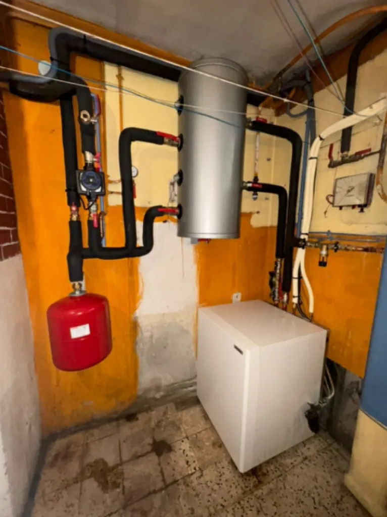 Pose d'une pompe à chaleur air-eau Hitachi Yutaki S80 installée à La Ciotat