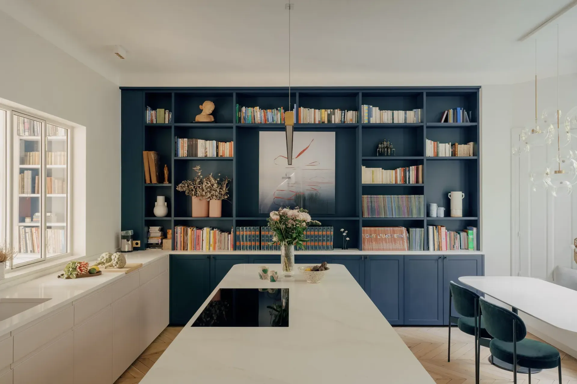 La cuisine véritablement au cœur de la maison : ouverte conviviale et lumineuse 
