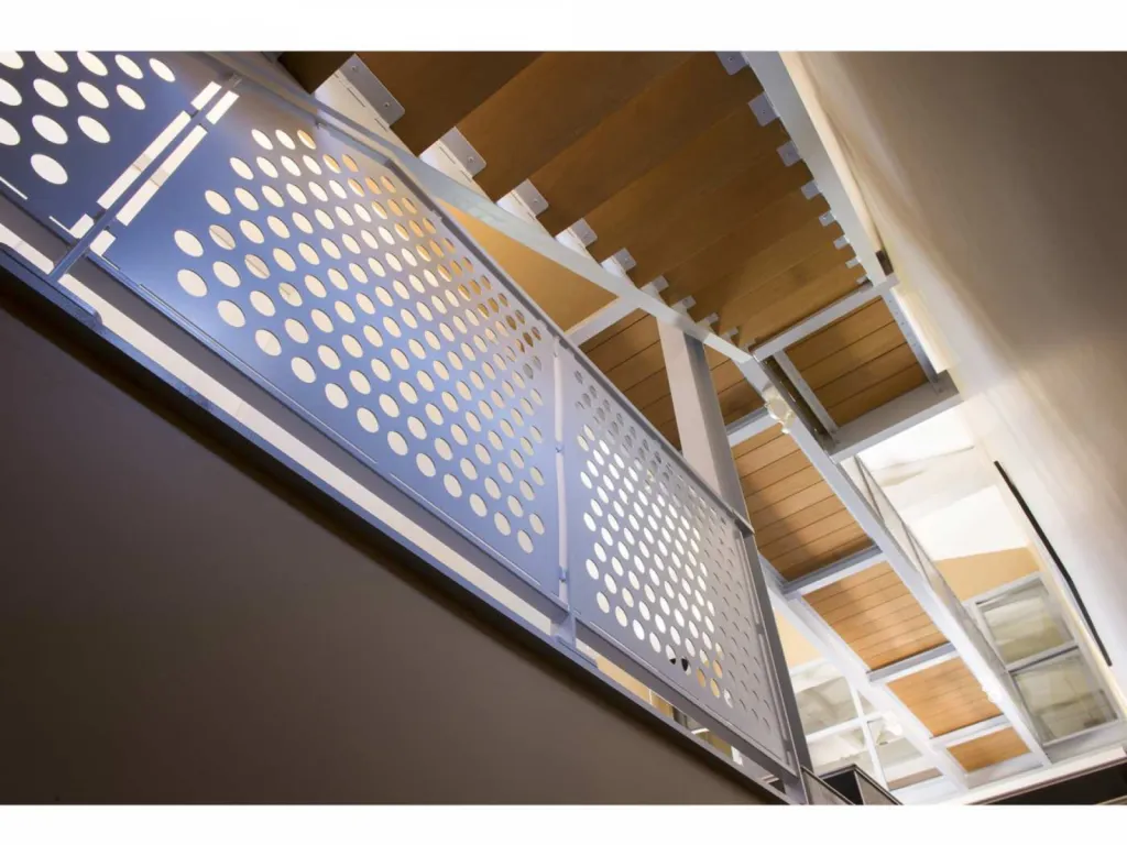 photographe d'architecture maison de particulier aménagement intérieur avec escalier et passerelle en métal