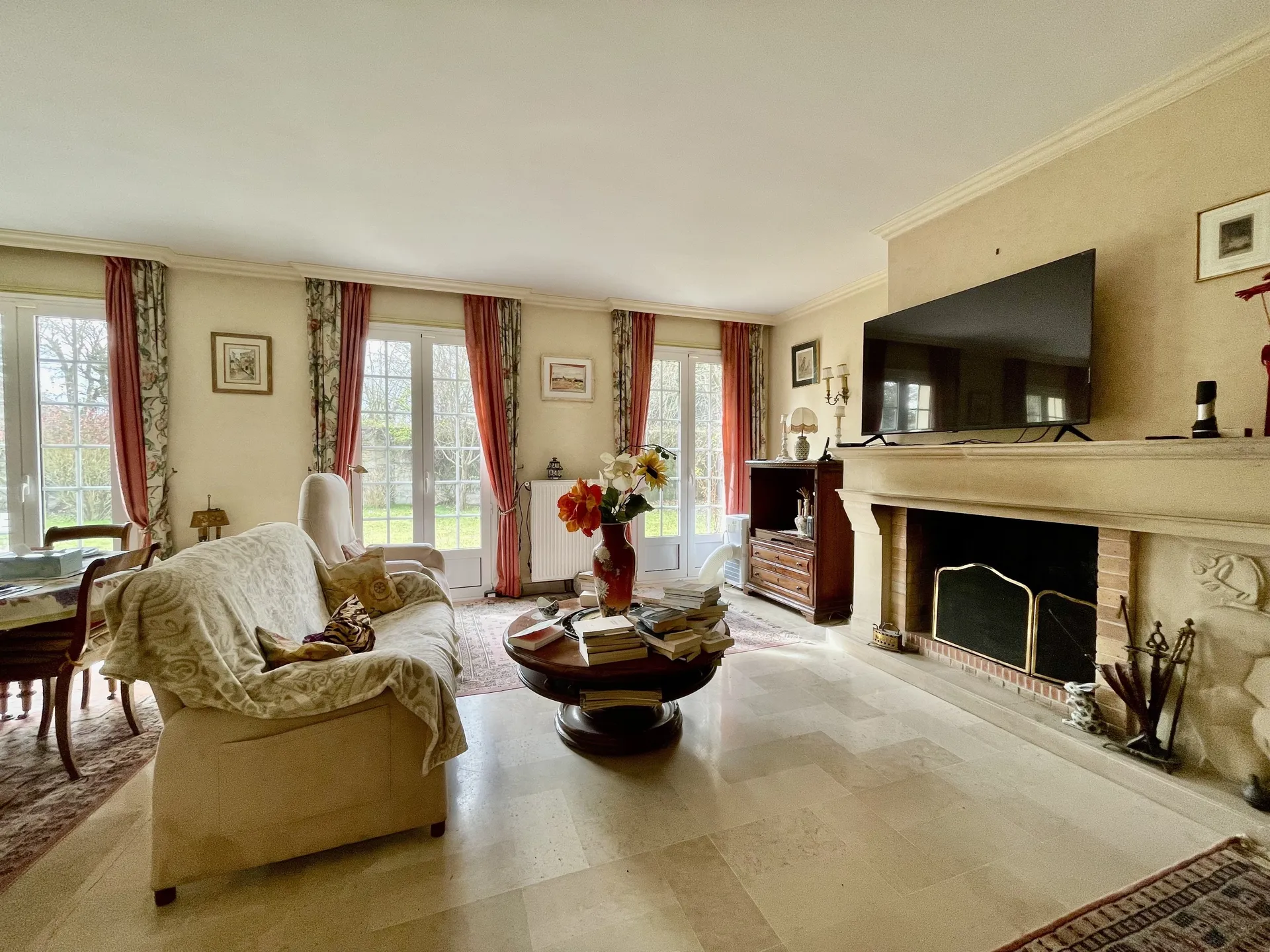 Le Vésinet à vendre une élégante maison familiale de 4 chambres avec un beau jardin