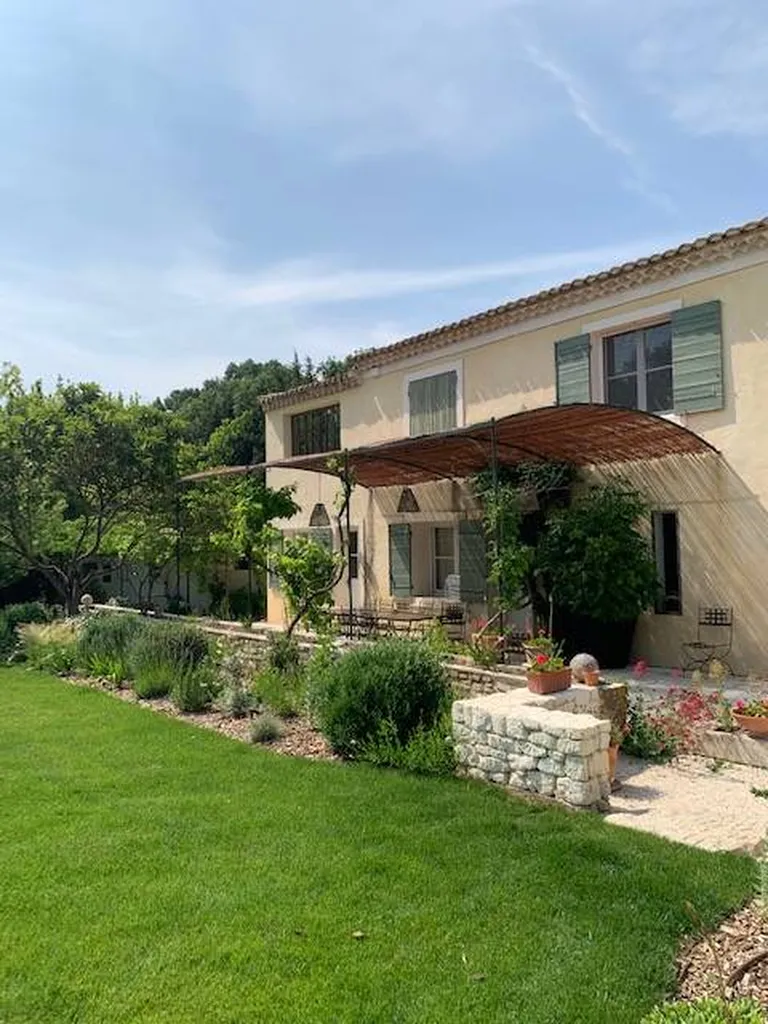 Aménagement paysager de mas et maison d'hôte à Saint-Rémy-de-Provence 13210, dans les Bouches-du-Rhône