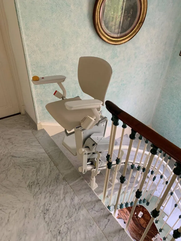 Installation d'un fauteuil monte-escalier OTOLIFT TWO dans un escalier tournant en marbre à Menton près de Nice