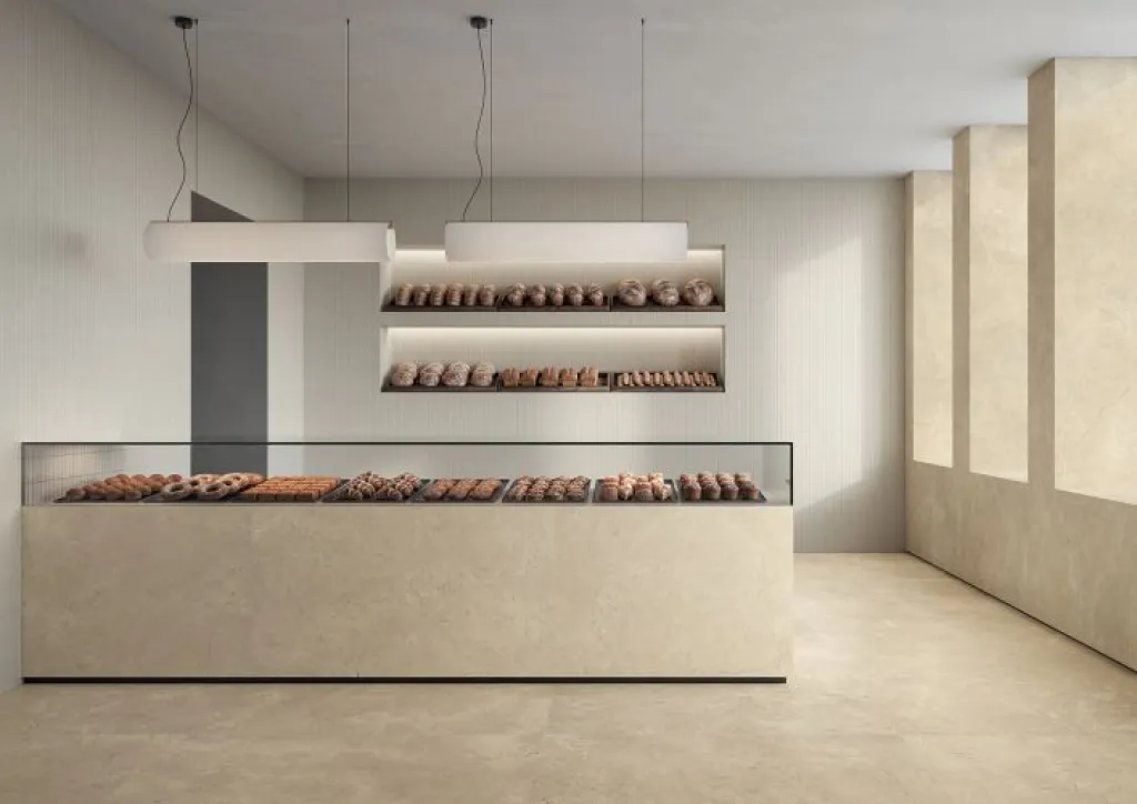 À Rouen, le coloris Crema de Calcis en 60x120 cm sublime les salons ouverts avec une élégance chaleureuse.