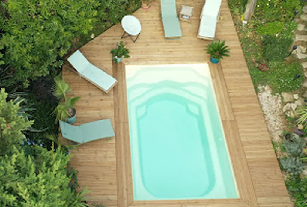 Piscine coque Manhattan 4 à plan de campagne prés d'Aix en Provence fabrication française