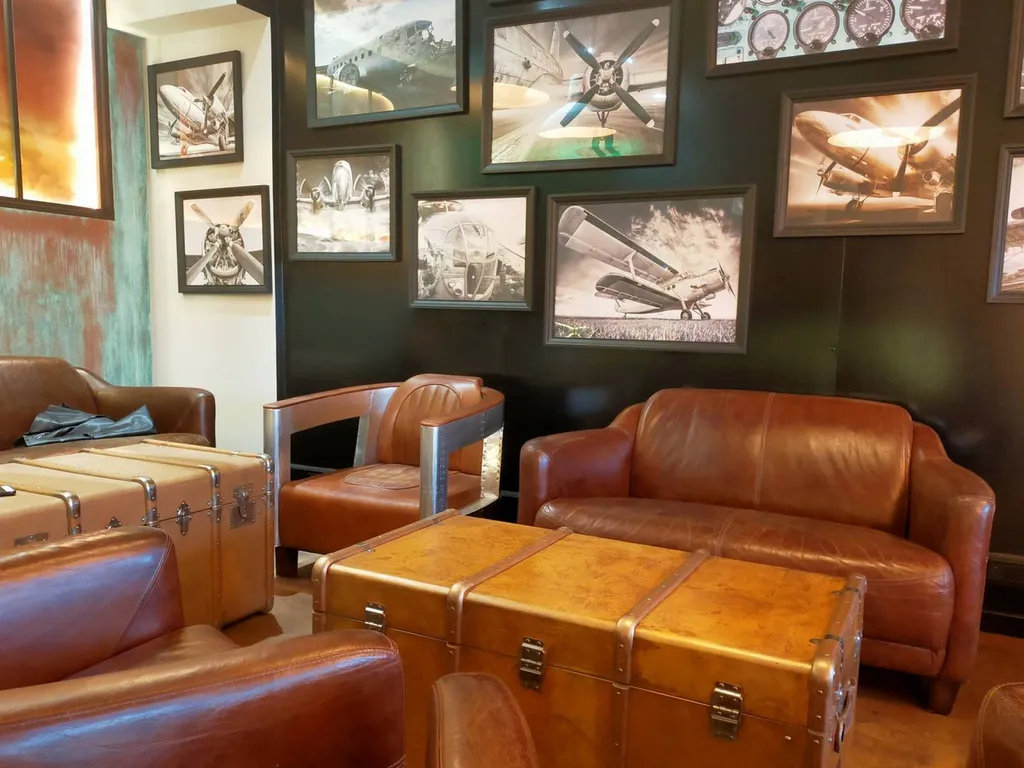 Relooking luminaires, canapés cuirs , caisses, mâles, miroirs & conception projet ....