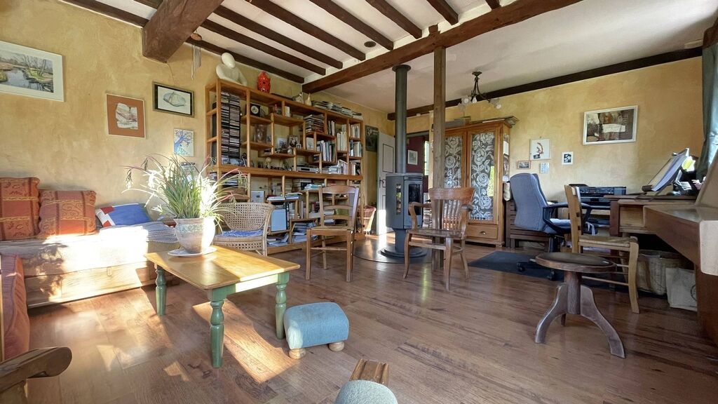 Maison à vendre : Longère rénovée avec dépendance : Le gîte indépendant est parfait pour accueillir famille, amis ou pour un revenu locatif.