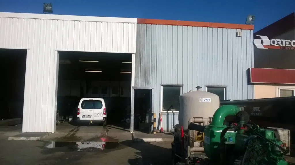 MISE EN PLACE DE TOLES DE BARDAGE SUR STRUCTURE METALLIQUE A MARTIGUES 13