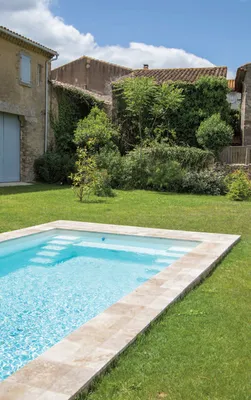 Créer une piscine rectangulaire discrète et élégante parfaitement intégrée dans un jardin à Marseille et dans les Bouches-du-Rhône