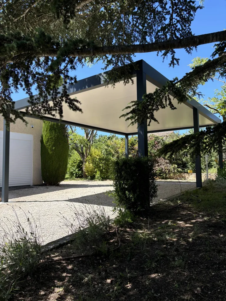 Installation d’un carport en aluminium gris anthracite à Saint-Saturnin-lès-Apt (84490)