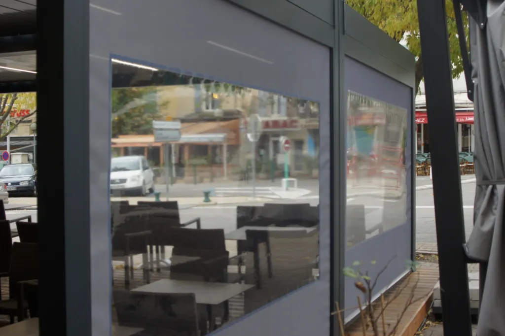 Pose d'un store pour fermer la terrasse d'un café restaurant à Aix en Provence