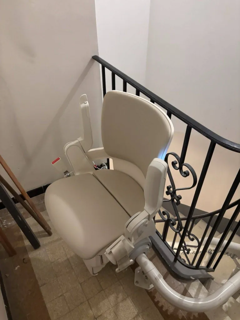 Dernier niveau de ce fauteuil monte escalier OTOLIFT SMART sur 3 niveaux dans une copropriété entre Marseille et Toulon