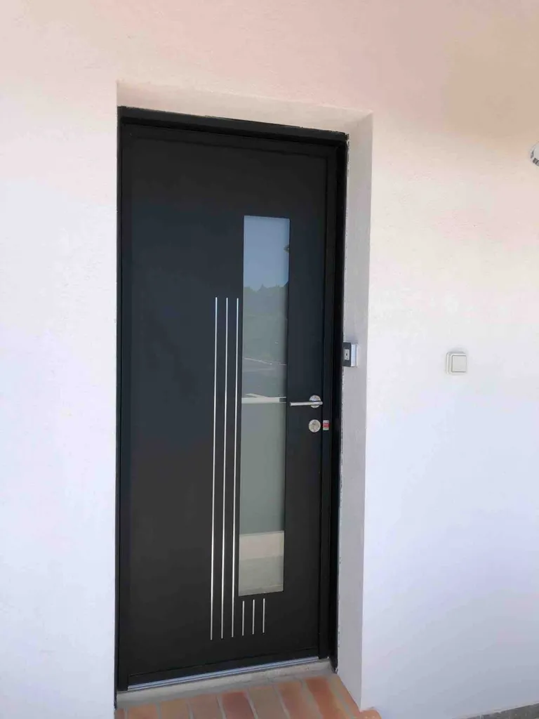Porte d'entrée design sécurisée haut de gamme K-Line sur Martigues et les bouches du Rhône
