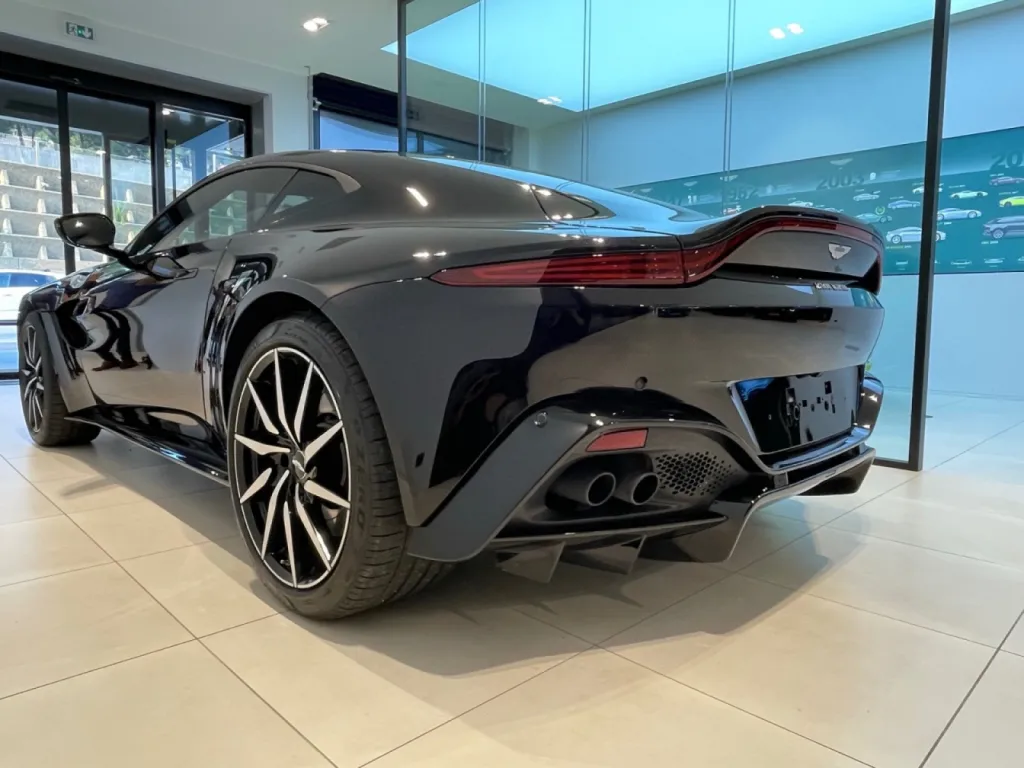  Polissage et lustrage Aston-Martin Vantage à Mougins dans les Alpes-Maritimes 06.