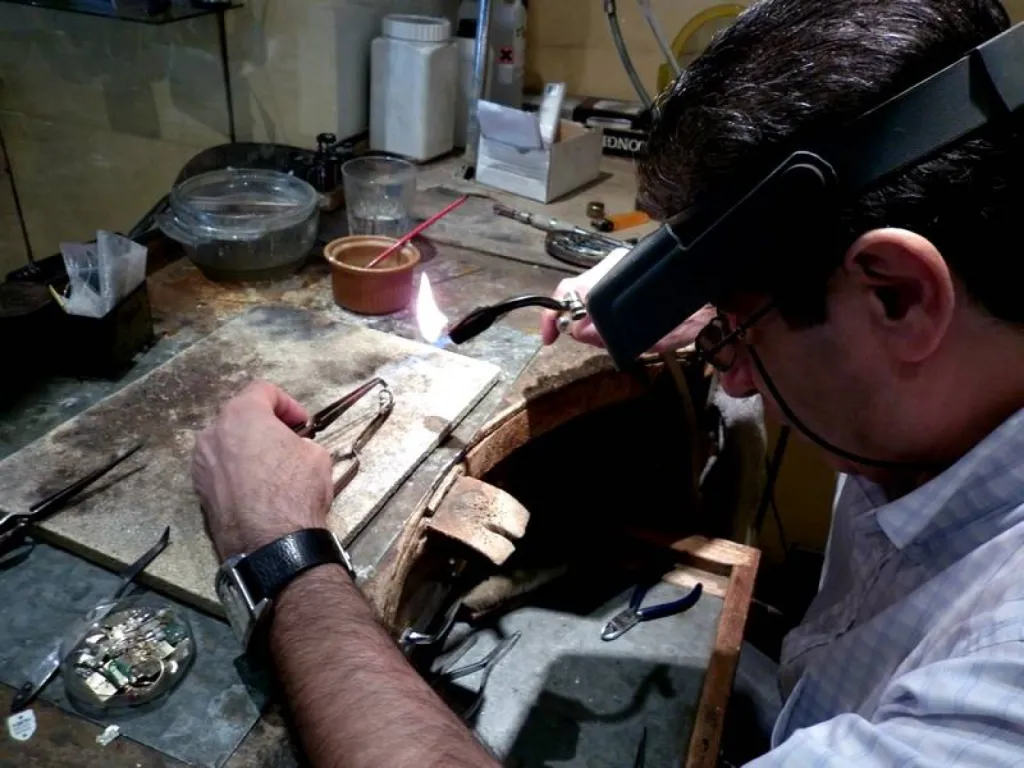 Réparations, fabrications, travail à façon, transformations, création de bijoux.