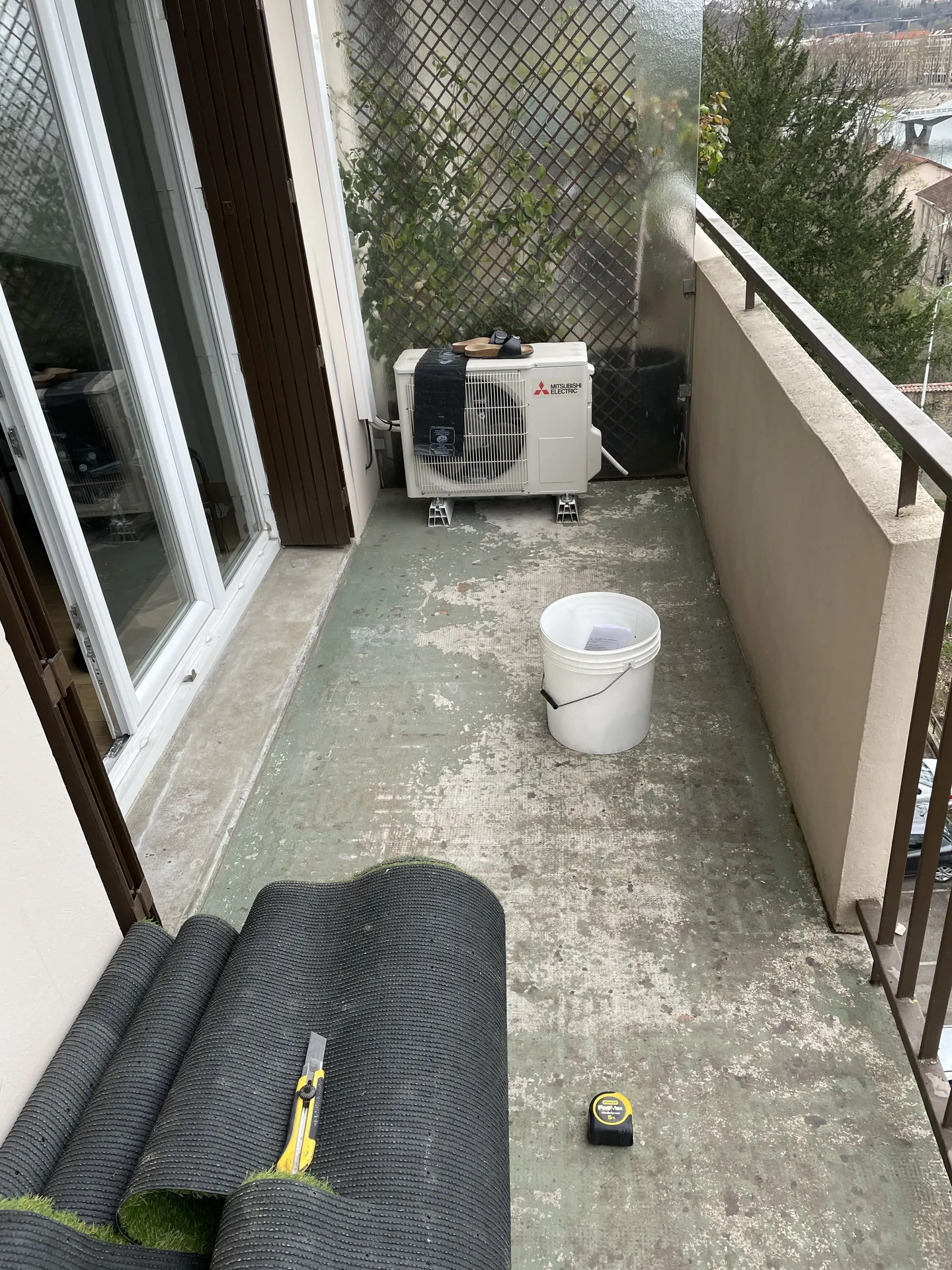 Travaux de pose de gazon synthétique sur balcon à Lyon Croix-Rousse (Rhône – 69), avec préparation du support et découpe sur mesure du revêtement