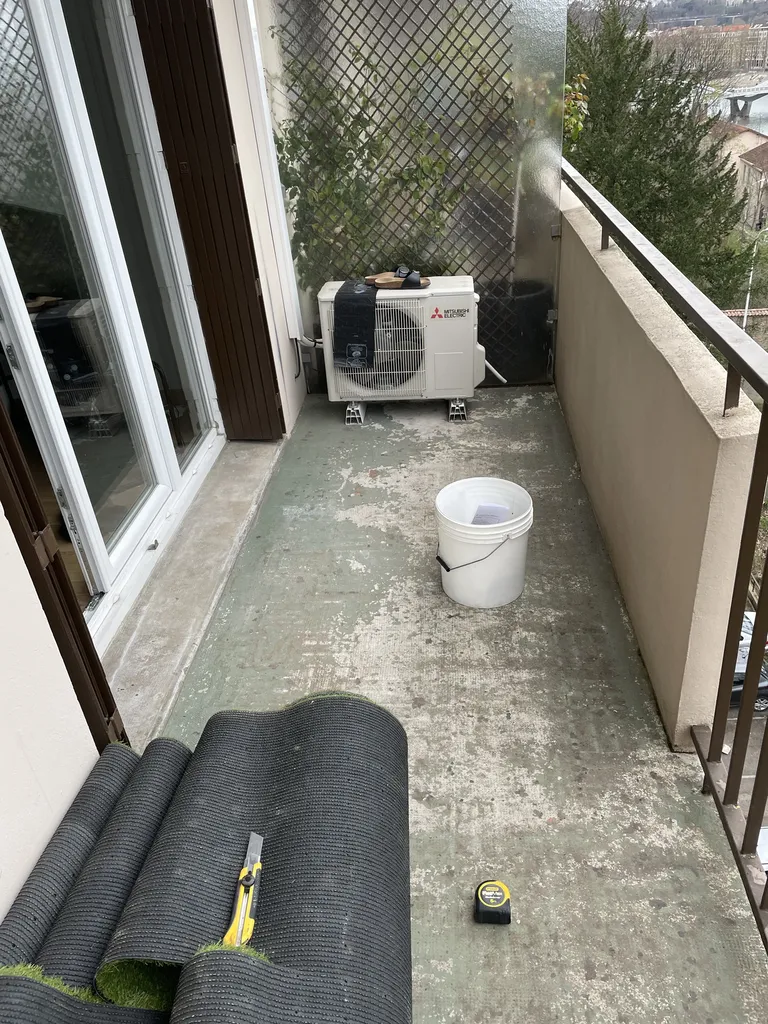 Travaux de pose de gazon synthétique sur balcon à Lyon Croix-Rousse (Rhône – 69), avec préparation du support et découpe sur mesure du revêtement