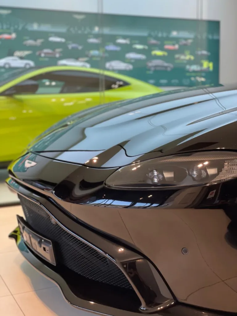  Polissage et lustrage Aston-Martin Vantage à Mougins dans les Alpes-Maritimes 06.