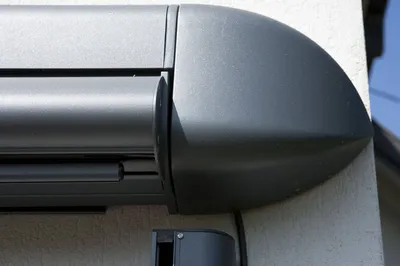 Store banne sur mesure avec coffre motorisée Mios par Aquit'M