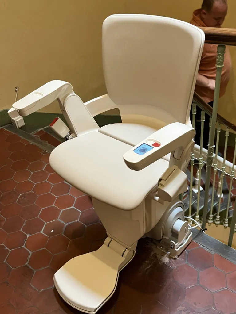 La chaise de ce fauteuil monte escalier OTOLIFT Modul'Air smart est prête à vous acceuillir dans cette copropriété sur 2 étages à Marseille