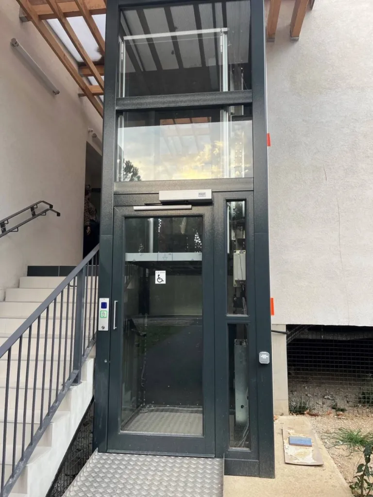 On ne se lasse pas de ce VIMEC E10 élévateur vertical  installée au groupe scolaire de la gare à Saint-Cannat