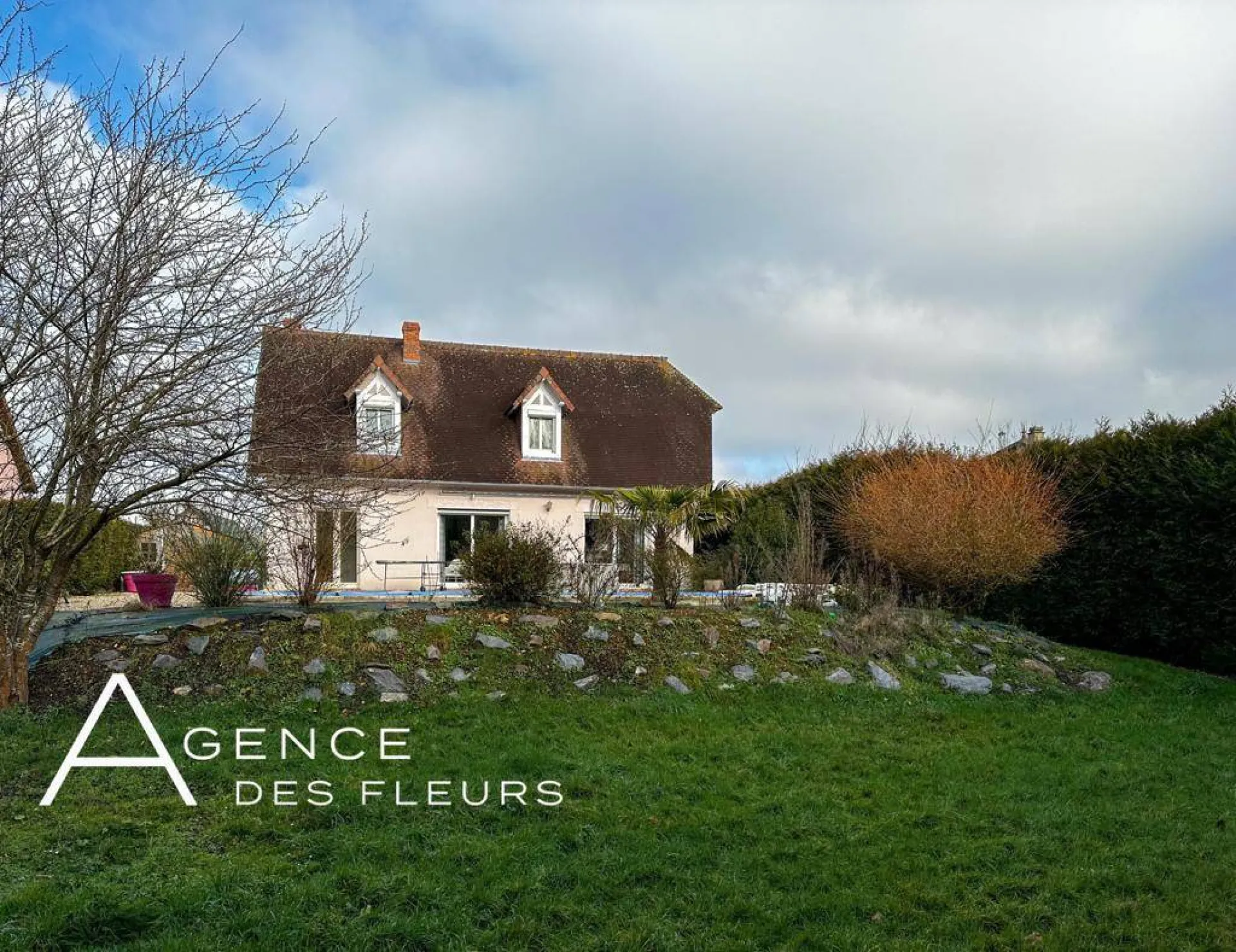 A vendre maison traditionnelle de 120 m² édifiée sur un terrain de 1000 m² commune de ST PIERRE DES FLEURS 27370