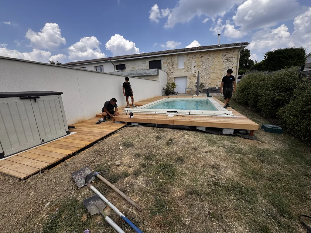 Création d'une terrasse en bois GARAPA autour d'une piscine à Loupes, proche Bordeaux