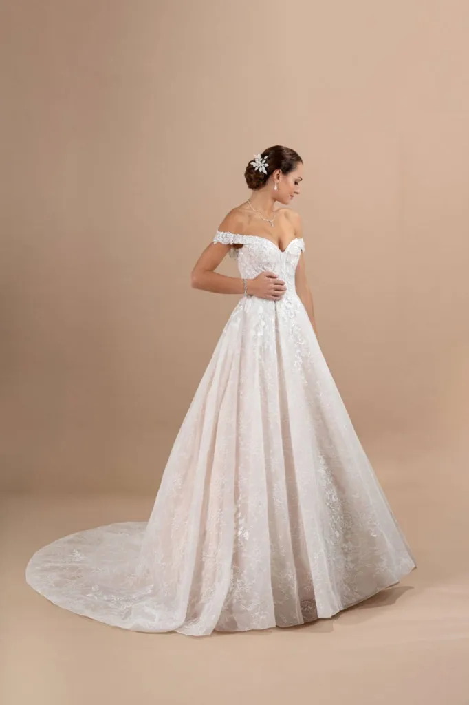 boutique de Mariage spécialisée sur Marseille magasin et  showroom de créateurs de robes de mariée Eglantine