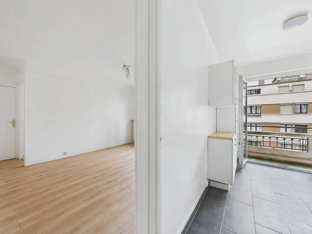 A Vendre 2 Pièces Bécon les Bruyeres Métro Ligne 3