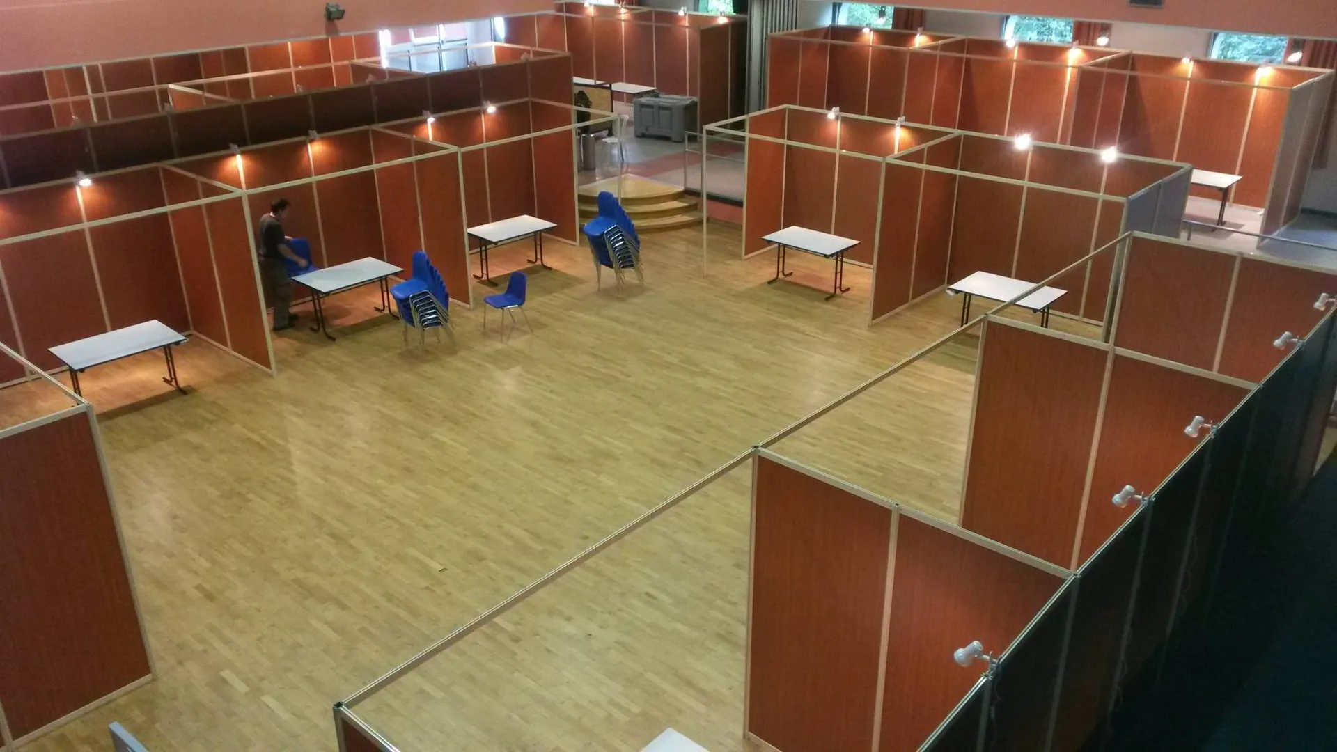 Installation de cloison pour stand, foire, exposition sur site.