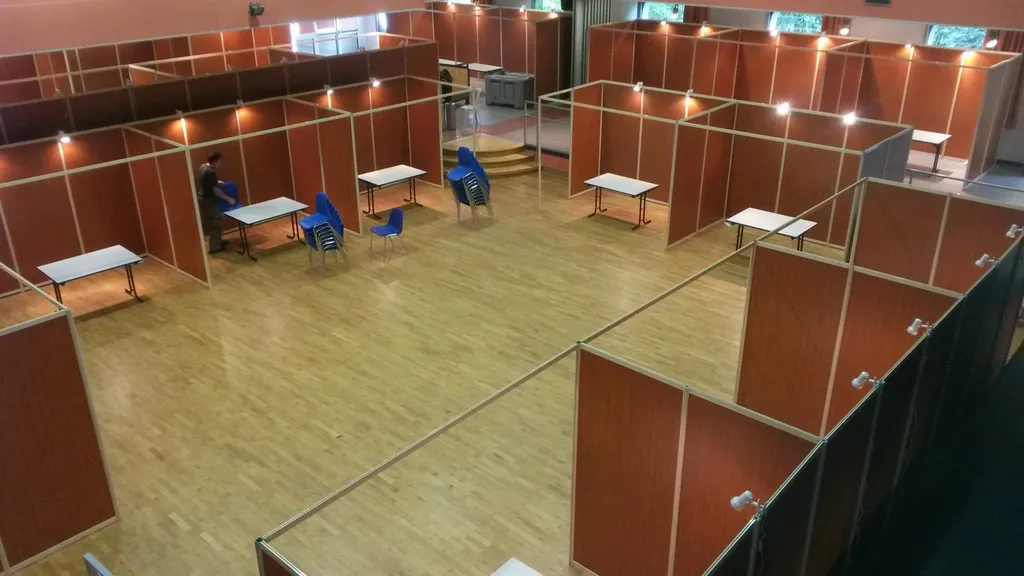 Installation de cloison pour stand, foire, exposition sur site.