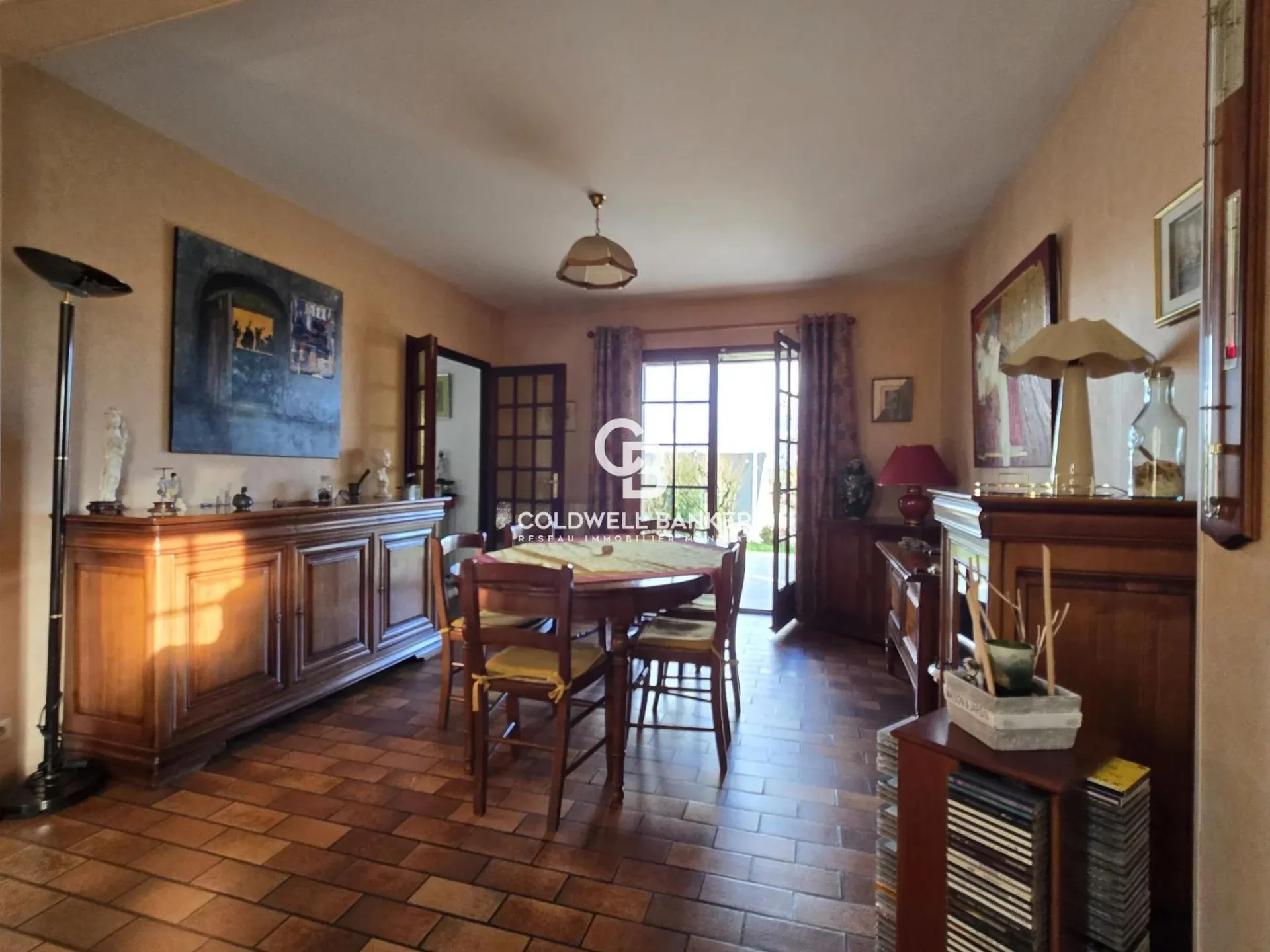 Propriété familiale avec sous-sol complet et garage dans quartier recherché du Mans, offrant espace de vie lumineux et chambres nombreuses