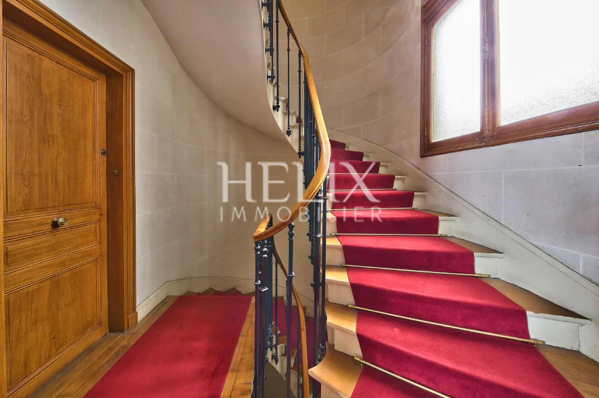 Saint Germain en Laye dans un immeuble en Pierre de taille de style Haussmannien à deux pas de la place du marché, des écoles, des commerces et du RER A.